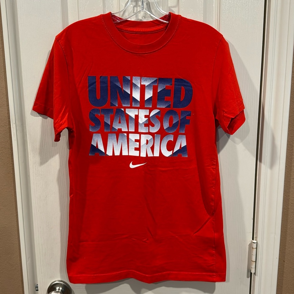 NIKE red USA SOCCER graphic tee. Sz men’s Medium slim fit.